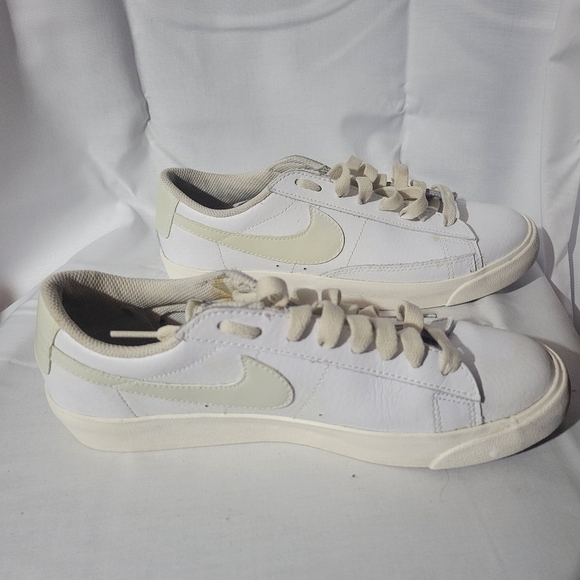 Nike Size 6 Shoes - Picture 6 of 7